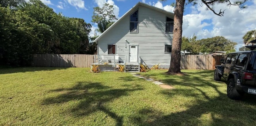 House in St. Lucie, Florida 3 bedrooms, 130.06 sq.m. № 2083006