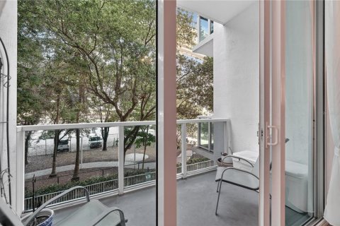 Condo in Miami, Florida, 1 bedroom  № 2218874 - photo 26