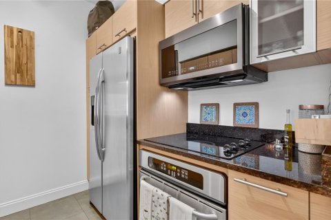 Condo in Miami, Florida, 1 bedroom  № 2218874 - photo 9