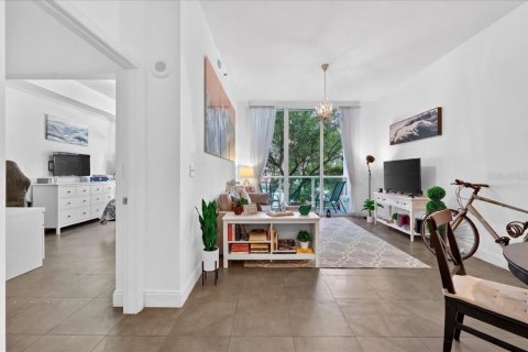 Condo in Miami, Florida, 1 bedroom  № 2218874 - photo 5