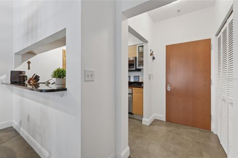 Condo in Miami, Florida, 1 bedroom  № 2218874 - photo 6