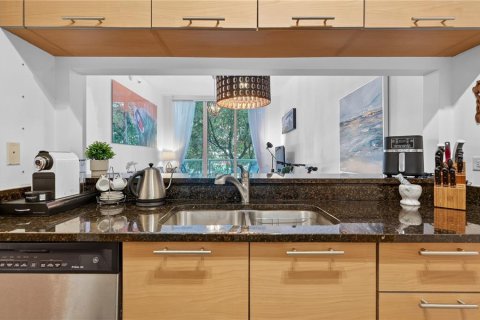 Condo in Miami, Florida, 1 bedroom  № 2218874 - photo 10