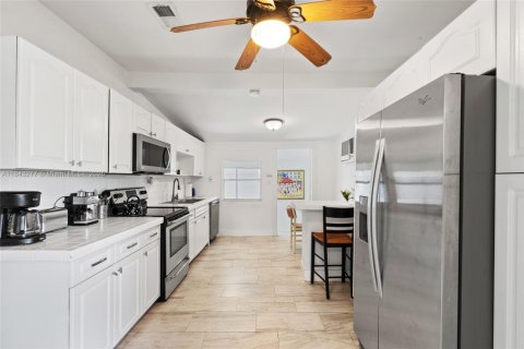 Villa ou maison à louer à Miami, Floride: 7 chambres, 201.97 m2 № 1836200 - photo 11