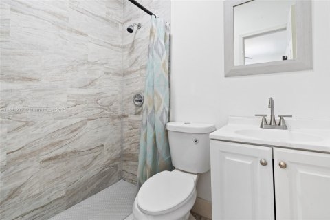 Villa ou maison à louer à Miami, Floride: 7 chambres, 201.97 m2 № 1836200 - photo 17