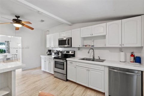 Villa ou maison à louer à Miami, Floride: 7 chambres, 201.97 m2 № 1836200 - photo 18