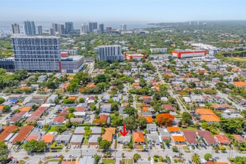 Villa ou maison à louer à Miami, Floride: 7 chambres, 201.97 m2 № 1836200 - photo 1