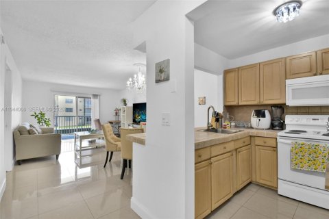 Condo in North Miami Beach, Florida, 1 bedroom  № 2000870 - photo 4