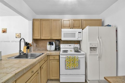 Condo in North Miami Beach, Florida, 1 bedroom  № 2000870 - photo 5
