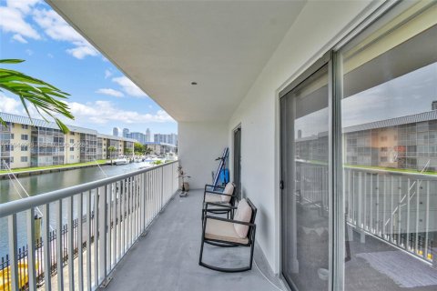 Condo in North Miami Beach, Florida, 1 bedroom  № 2000870 - photo 2