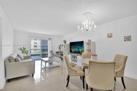 Condo in North Miami Beach, Florida, 1 bedroom  № 2000870 - photo 9