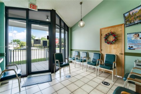 Commercial property in Miami, Florida № 2089182 - photo 4