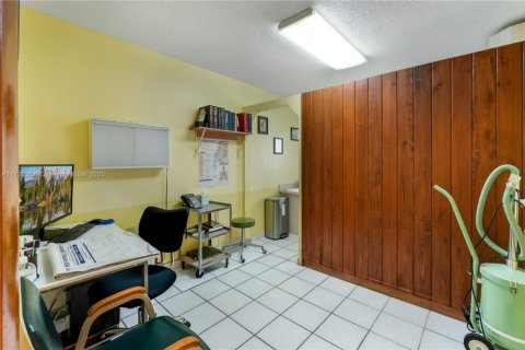 Commercial property in Miami, Florida № 2089182 - photo 16