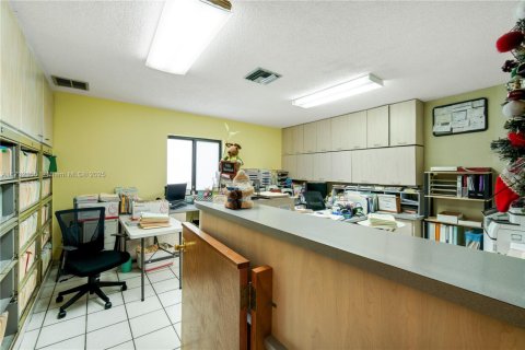 Commercial property in Miami, Florida № 2089182 - photo 5
