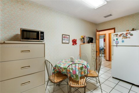 Commercial property in Miami, Florida № 2089182 - photo 10