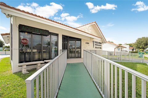Commercial property in Miami, Florida № 2089182 - photo 2