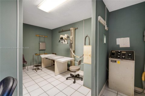 Commercial property in Miami, Florida № 2089182 - photo 14