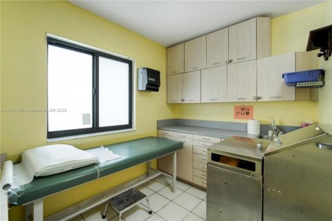 Commercial property in Miami, Florida № 2089182 - photo 17