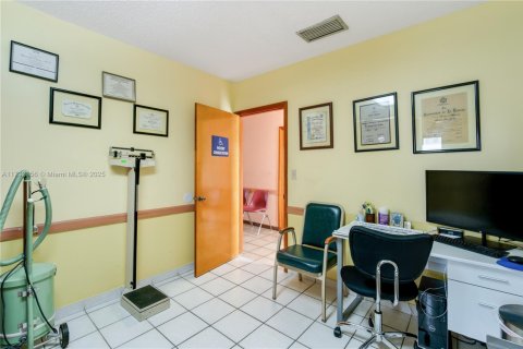 Commercial property in Miami, Florida № 2089182 - photo 15