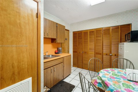 Commercial property in Miami, Florida № 2089182 - photo 9