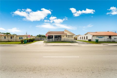Commercial property in Miami, Florida № 2089182 - photo 18
