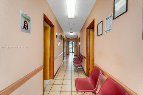 Commercial property in Miami, Florida № 2089182 - photo 8