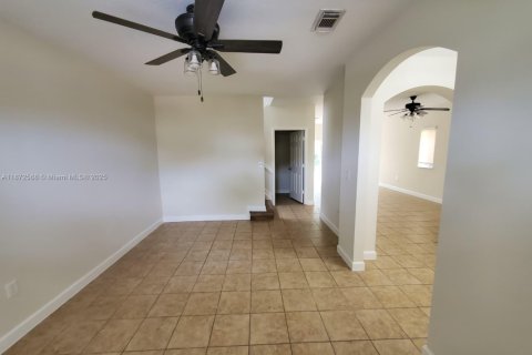 Снять в аренду виллу или дом в Хомстед, Флорида 3 спальни, 150.87м2, № 1928764 - фото 5