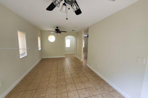 Снять в аренду виллу или дом в Хомстед, Флорида 3 спальни, 150.87м2, № 1928764 - фото 7