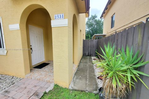 Снять в аренду виллу или дом в Хомстед, Флорида 3 спальни, 150.87м2, № 1928764 - фото 2