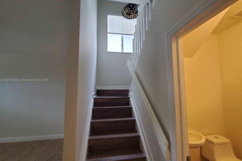 Снять в аренду виллу или дом в Хомстед, Флорида 3 спальни, 150.87м2, № 1928764 - фото 8