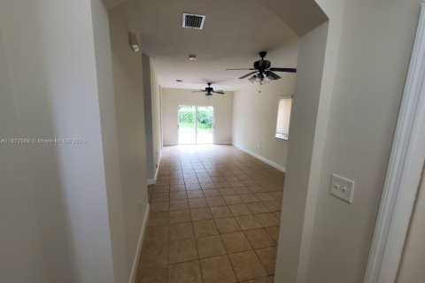 Снять в аренду виллу или дом в Хомстед, Флорида 3 спальни, 150.87м2, № 1928764 - фото 4