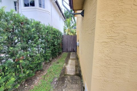 Снять в аренду виллу или дом в Хомстед, Флорида 3 спальни, 150.87м2, № 1928764 - фото 3
