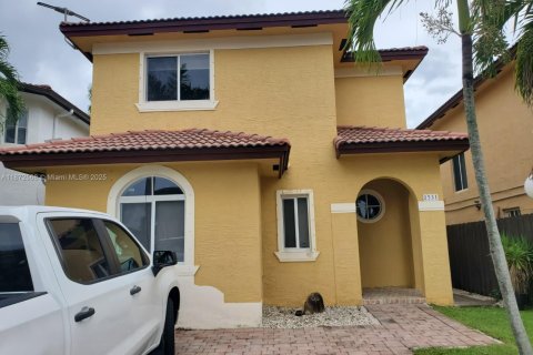 Снять в аренду виллу или дом в Хомстед, Флорида 3 спальни, 150.87м2, № 1928764 - фото 1