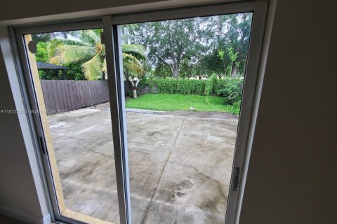 Снять в аренду виллу или дом в Хомстед, Флорида 3 спальни, 150.87м2, № 1928764 - фото 22