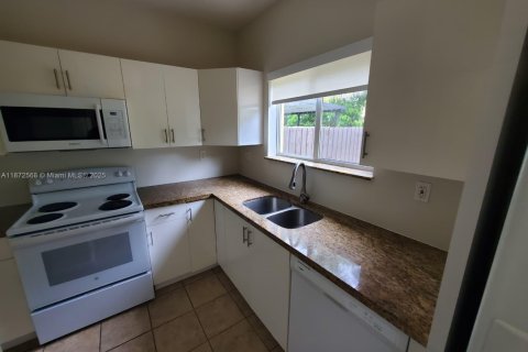 Снять в аренду виллу или дом в Хомстед, Флорида 3 спальни, 150.87м2, № 1928764 - фото 10