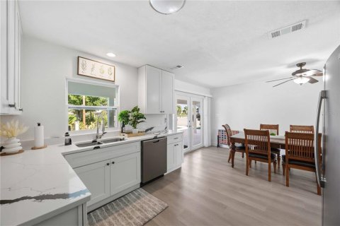 House in Port Charlotte, Florida 3 bedrooms, 117.06 sq.m. № 2218397 - photo 17