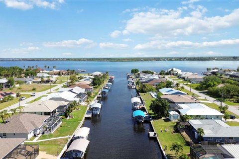 House in Port Charlotte, Florida 3 bedrooms, 117.06 sq.m. № 2218397 - photo 4