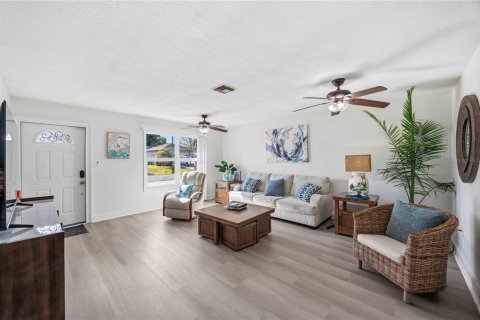 House in Port Charlotte, Florida 3 bedrooms, 117.06 sq.m. № 2218397 - photo 9