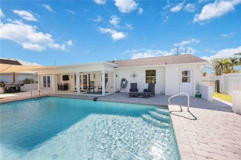 House in Port Charlotte, Florida 3 bedrooms, 117.06 sq.m. № 2218397 - photo 2