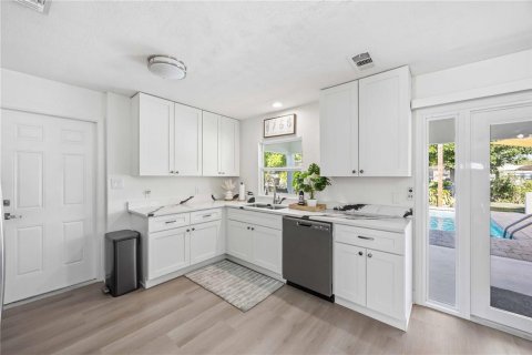 House in Port Charlotte, Florida 3 bedrooms, 117.06 sq.m. № 2218397 - photo 16