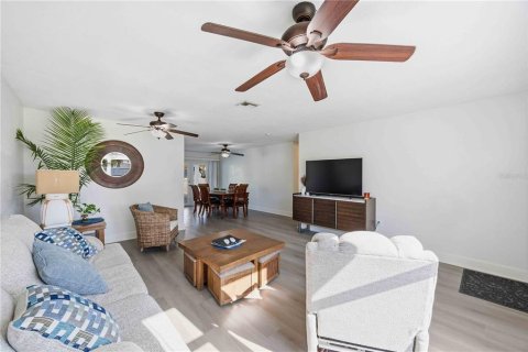 House in Port Charlotte, Florida 3 bedrooms, 117.06 sq.m. № 2218397 - photo 8