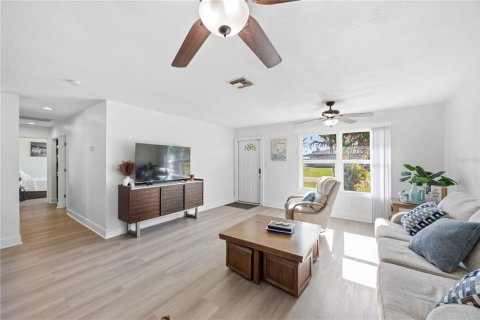House in Port Charlotte, Florida 3 bedrooms, 117.06 sq.m. № 2218397 - photo 10