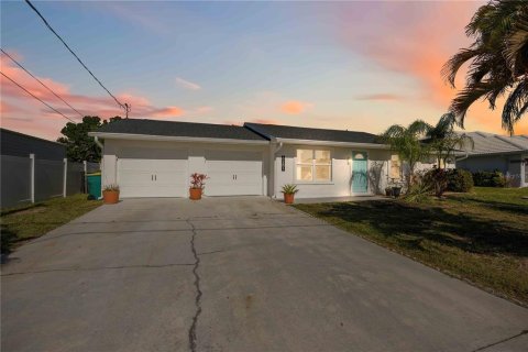 House in Port Charlotte, Florida 3 bedrooms, 117.06 sq.m. № 2218397