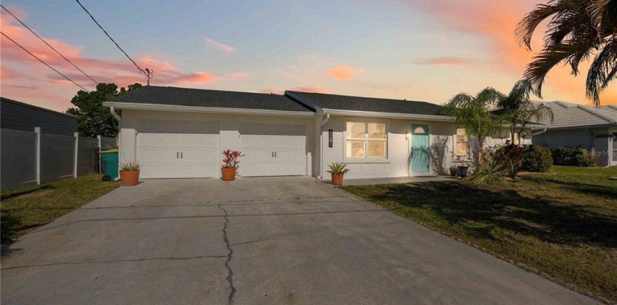 House in Port Charlotte, Florida 3 bedrooms, 117.06 sq.m. № 2218397