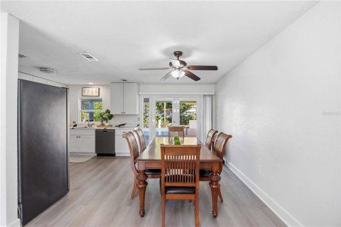 House in Port Charlotte, Florida 3 bedrooms, 117.06 sq.m. № 2218397 - photo 11