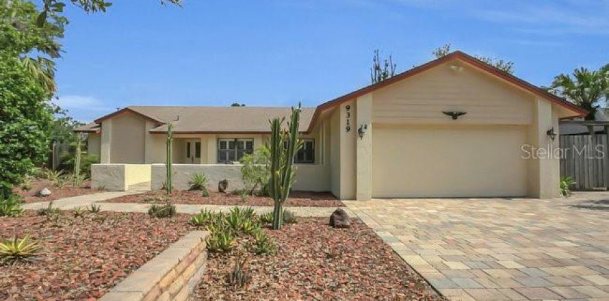 House in Windermere, Florida 4 bedrooms, 167.04 sq.m. № 2223547