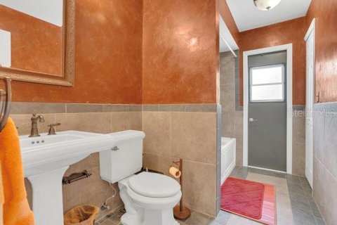 House in Windermere, Florida 4 bedrooms, 167.04 sq.m. № 2223547 - photo 24