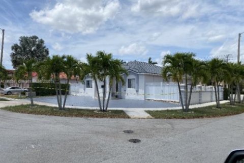 Villa ou maison à vendre à Miami, Floride: 4 chambres, 180.14 m2 № 1926066 - photo 2
