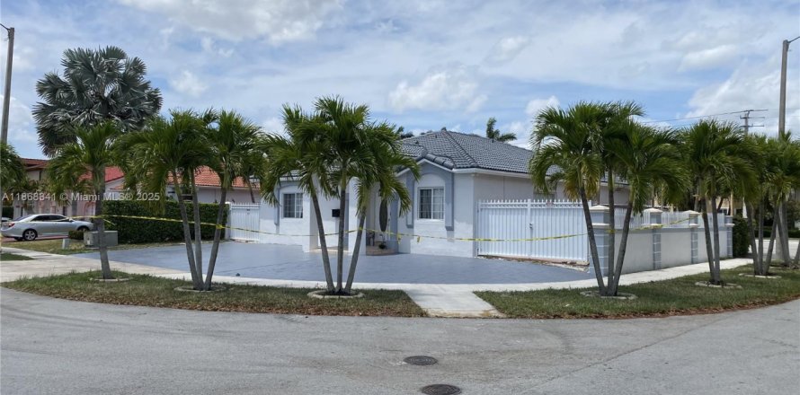 Villa ou maison à Miami, Floride 4 chambres, 180.14 m2 № 1926066