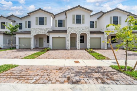 Снять в аренду таунхаус в Майами, Флорида 3 спальни, 169.83м2, № 2001808 - фото 2