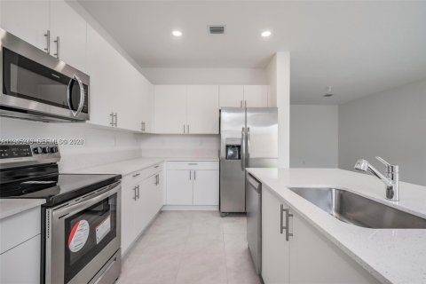 Снять в аренду таунхаус в Майами, Флорида 3 спальни, 169.83м2, № 2001808 - фото 5